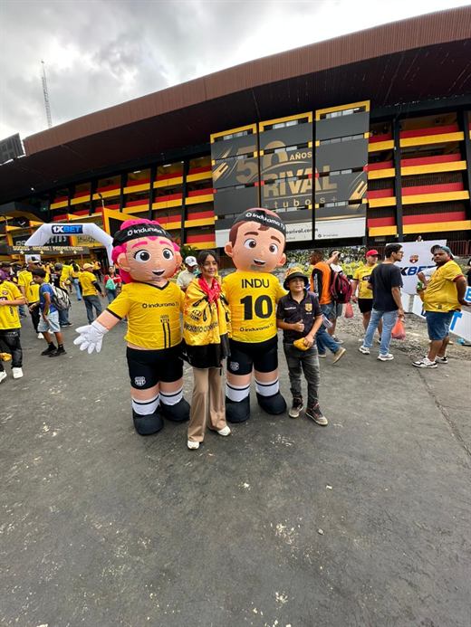 Botargas y personajes en una activación de marca