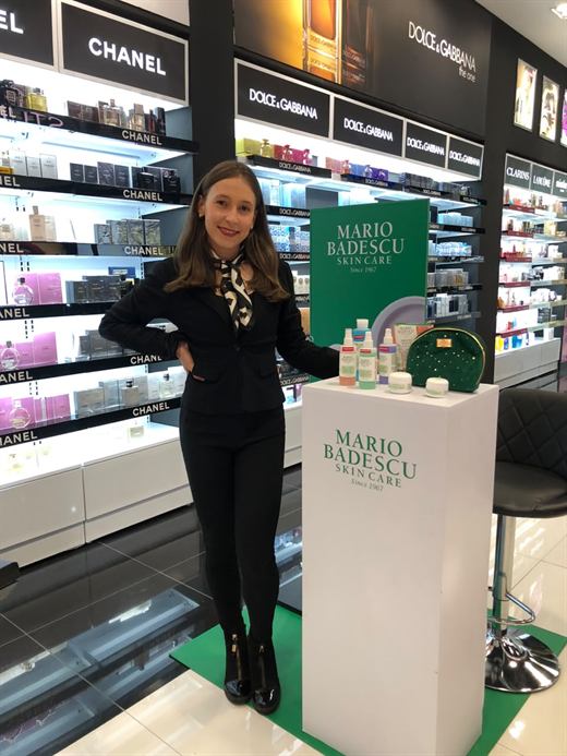 Promotora en una activación de perfumería