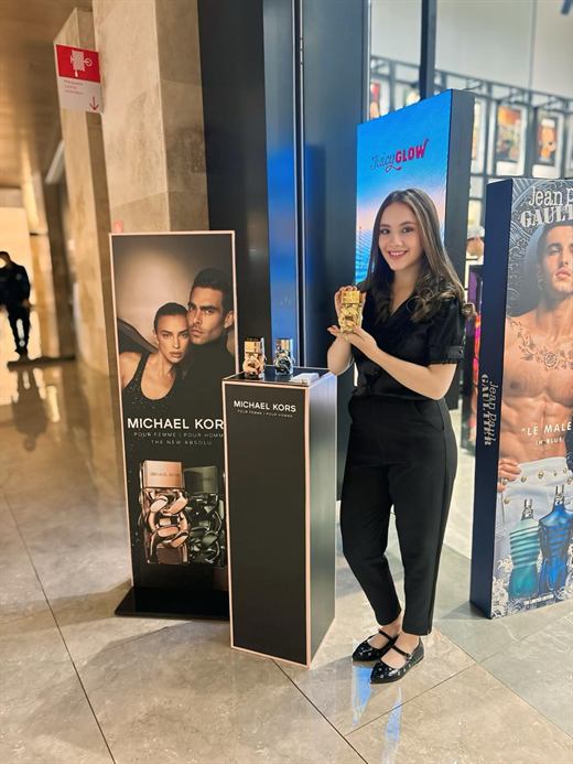 Promotora en un stand de perfumería en centro comercial