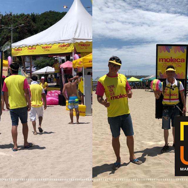 Campaña de Moleca con mochilas publicitarias en la playa