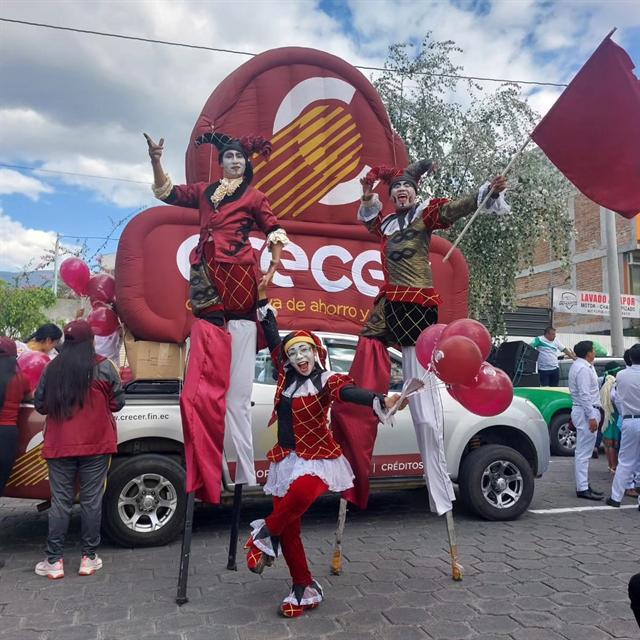 Desfile de la Cooperativa Crecer en Ibarra