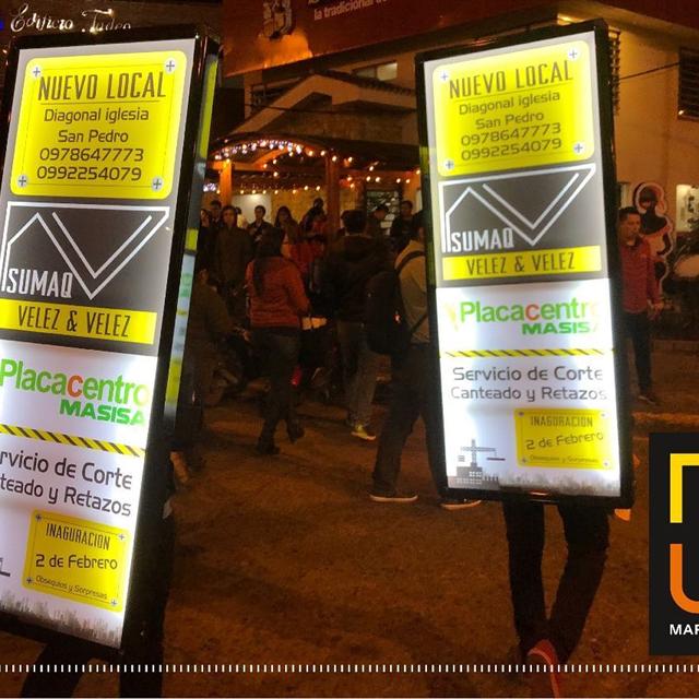 Mochilas publicitarias luminosas en activación nocturna