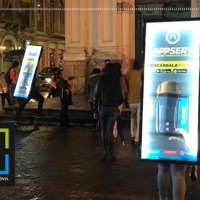 Mochilas publicitarias LED en campaña de la EMOV de Cuenca